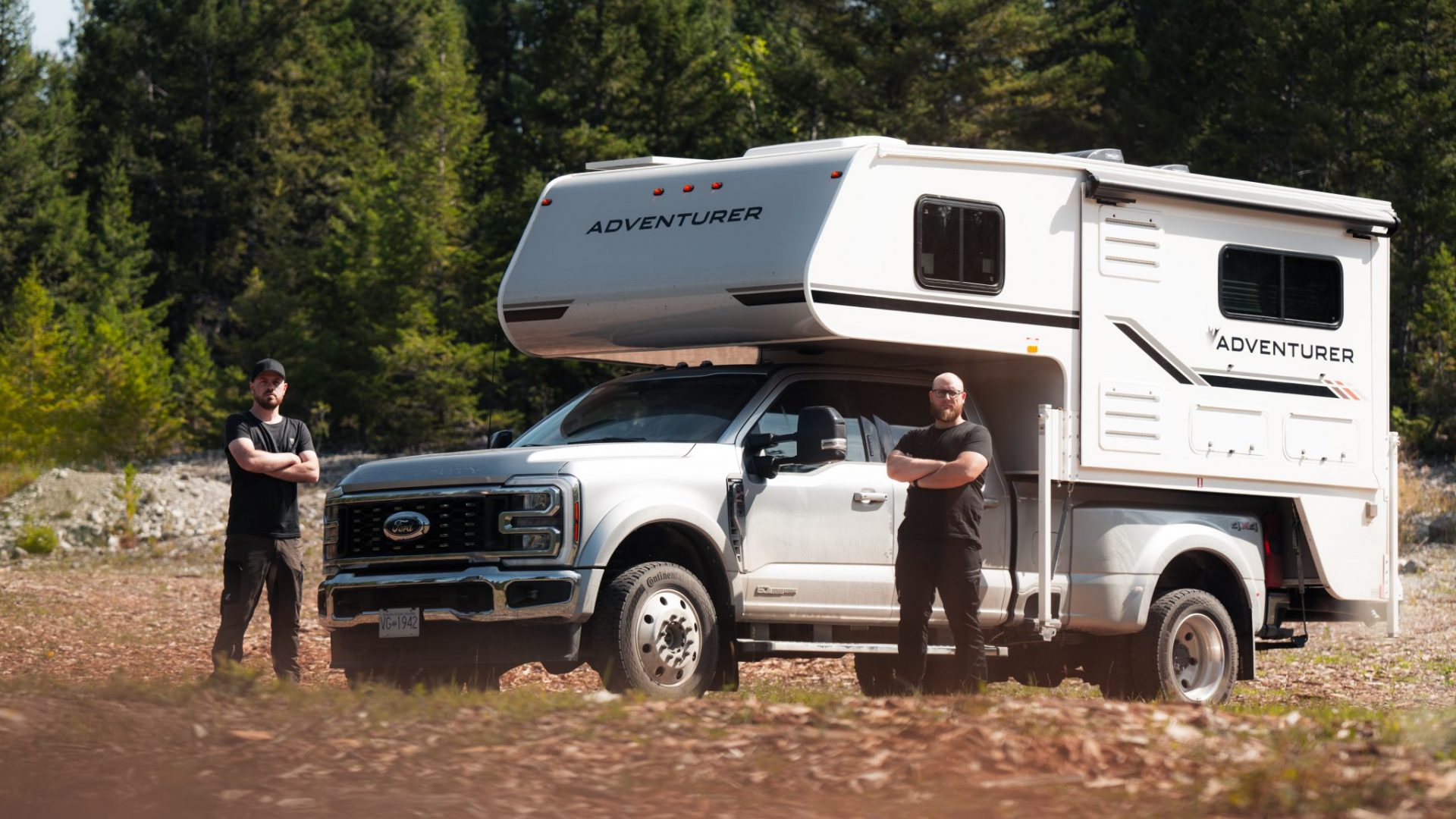 Die Naturensöhne in British Columbia während einer Videoproduktion vor einem Truck Camper von Fraserway.