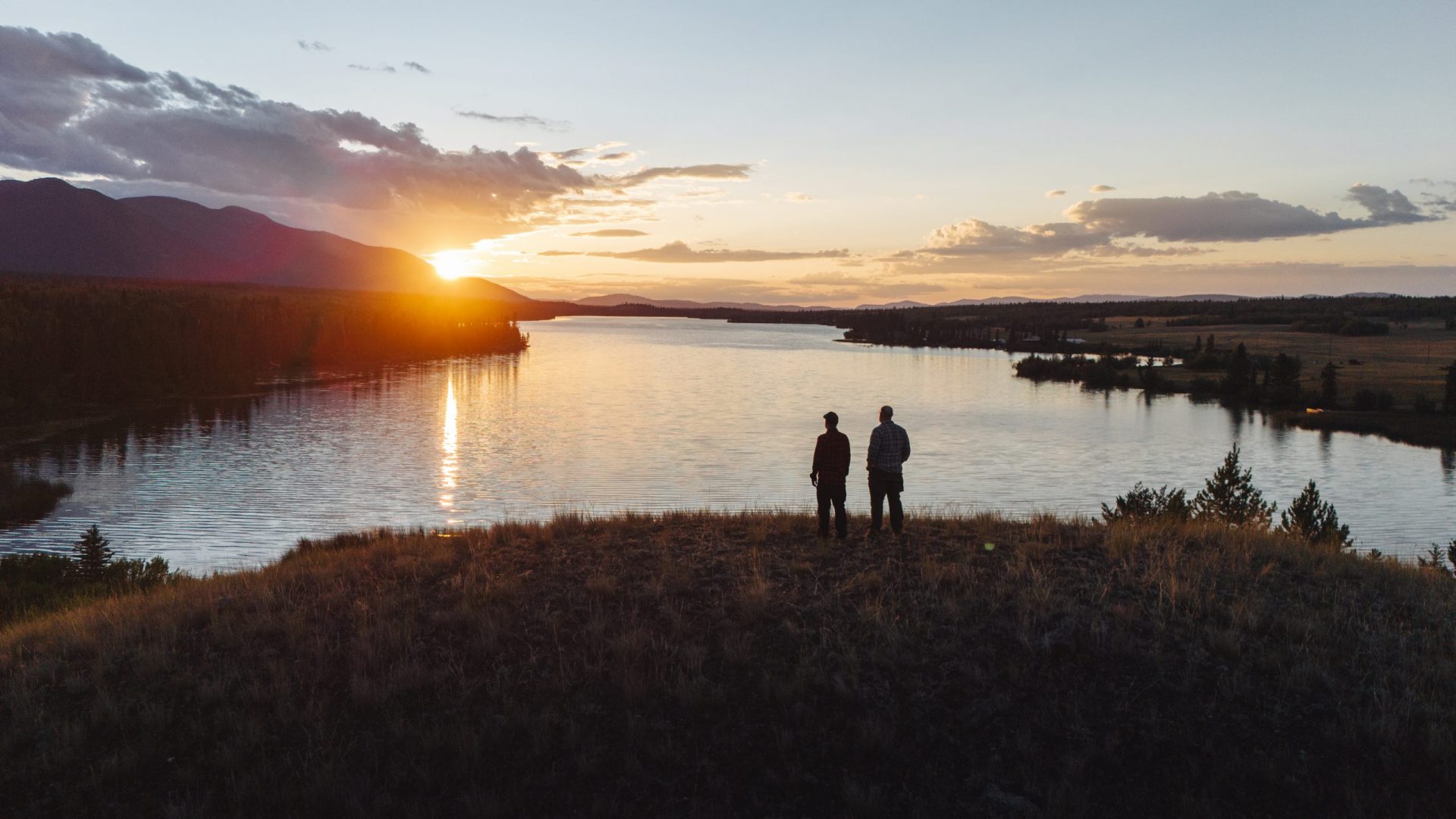 Die Naturensöhne während einer Videoproduktion vor einem See in British Columbia bei Sonnenuntergang.
