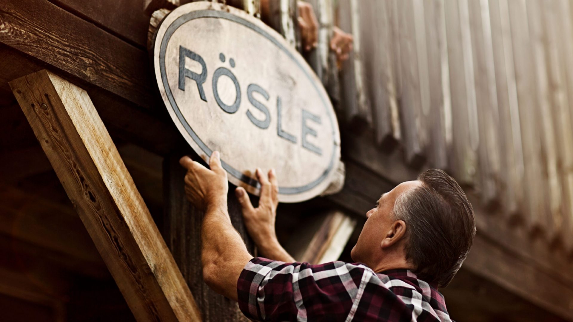 Rösle Schild wird während eines Fotoshootings in Kanada aufgehangen.