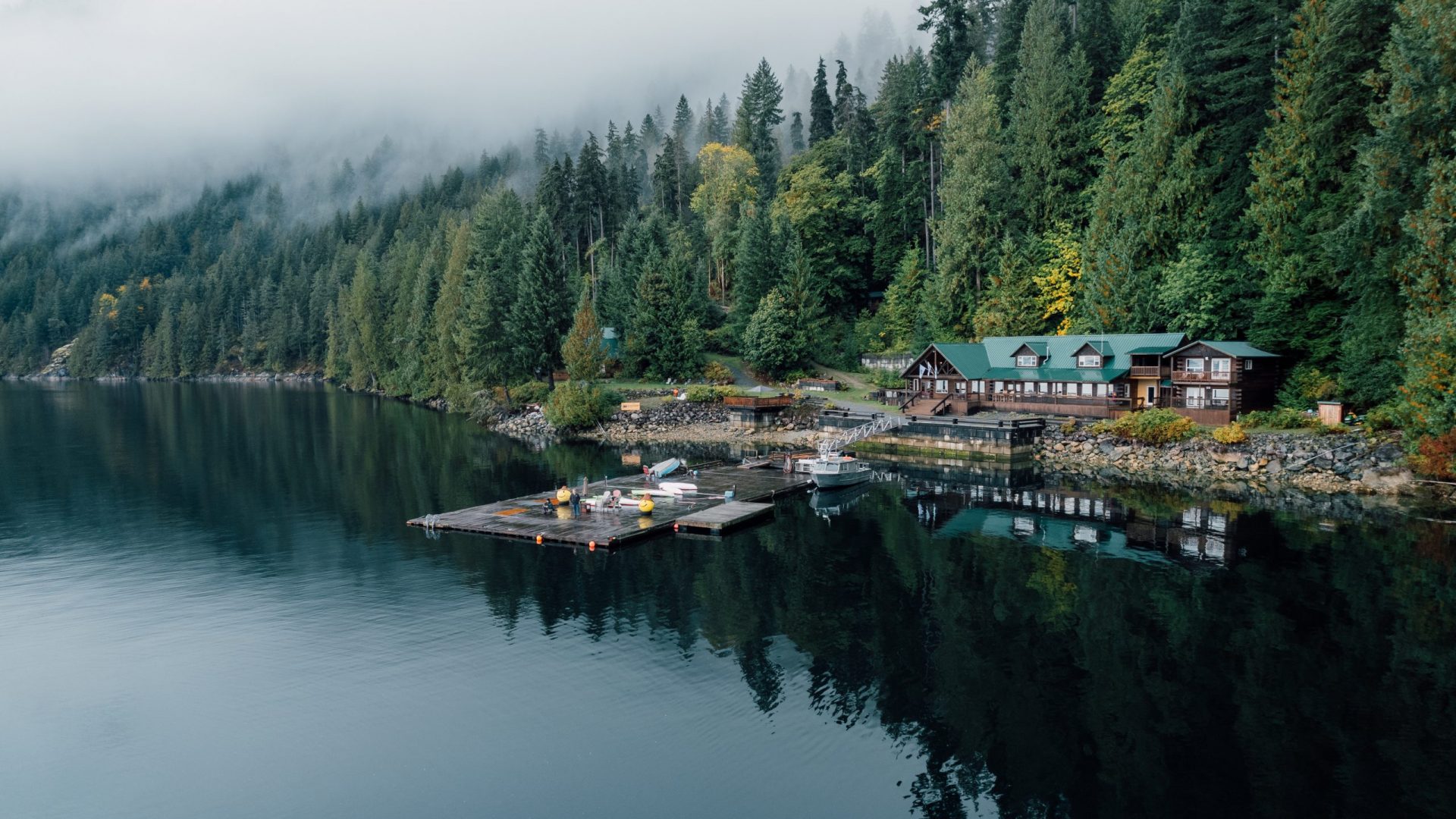 Drohnenaufnahme des Klahoose Wilderness Resort in British Columbia bei Nebel.