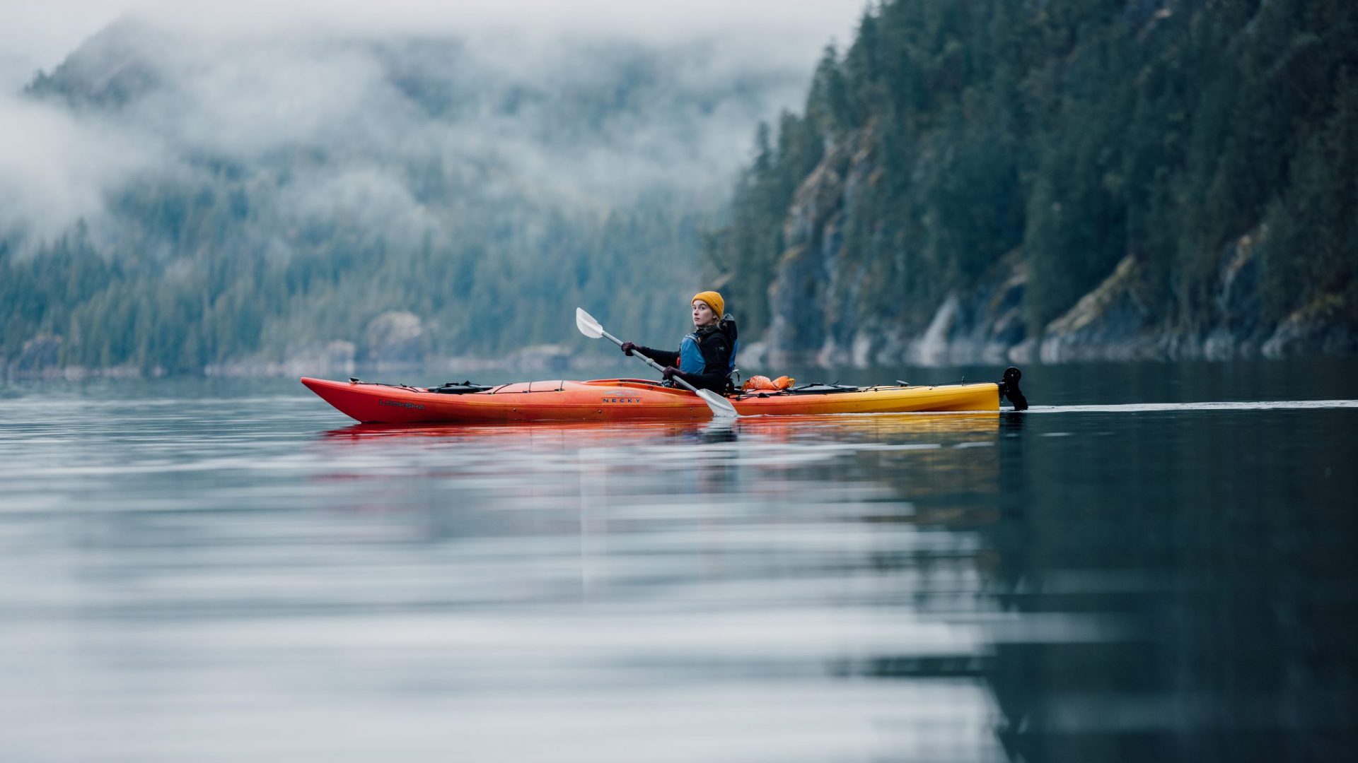Influencer paddelt bei Nebel im Kanu nahe des Klahoose Wilderness Resort in British Columbia.