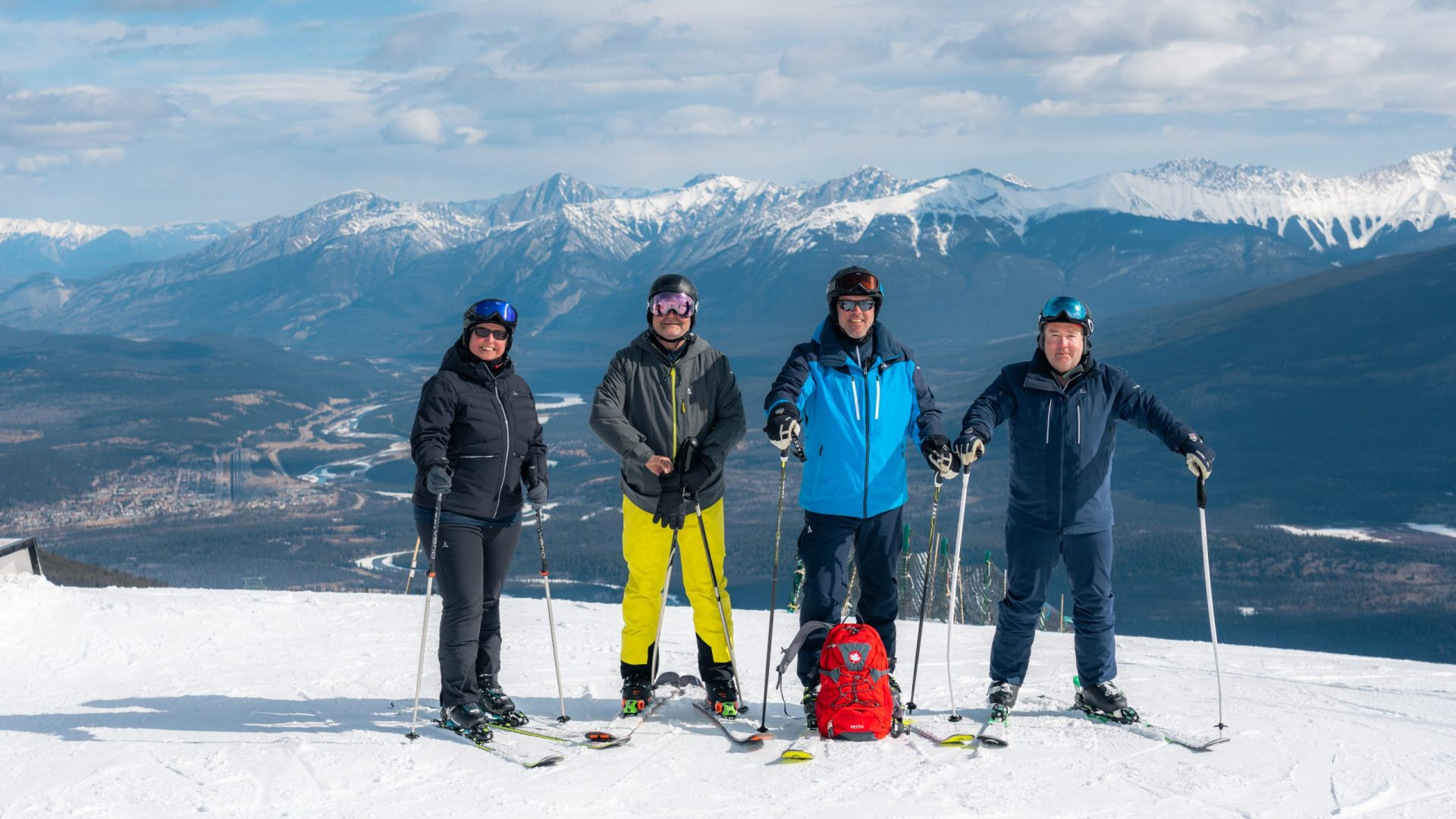 Gruppenfoto auf Albertas Skigebieten mit einer beeindruckenden Bergkulisse.