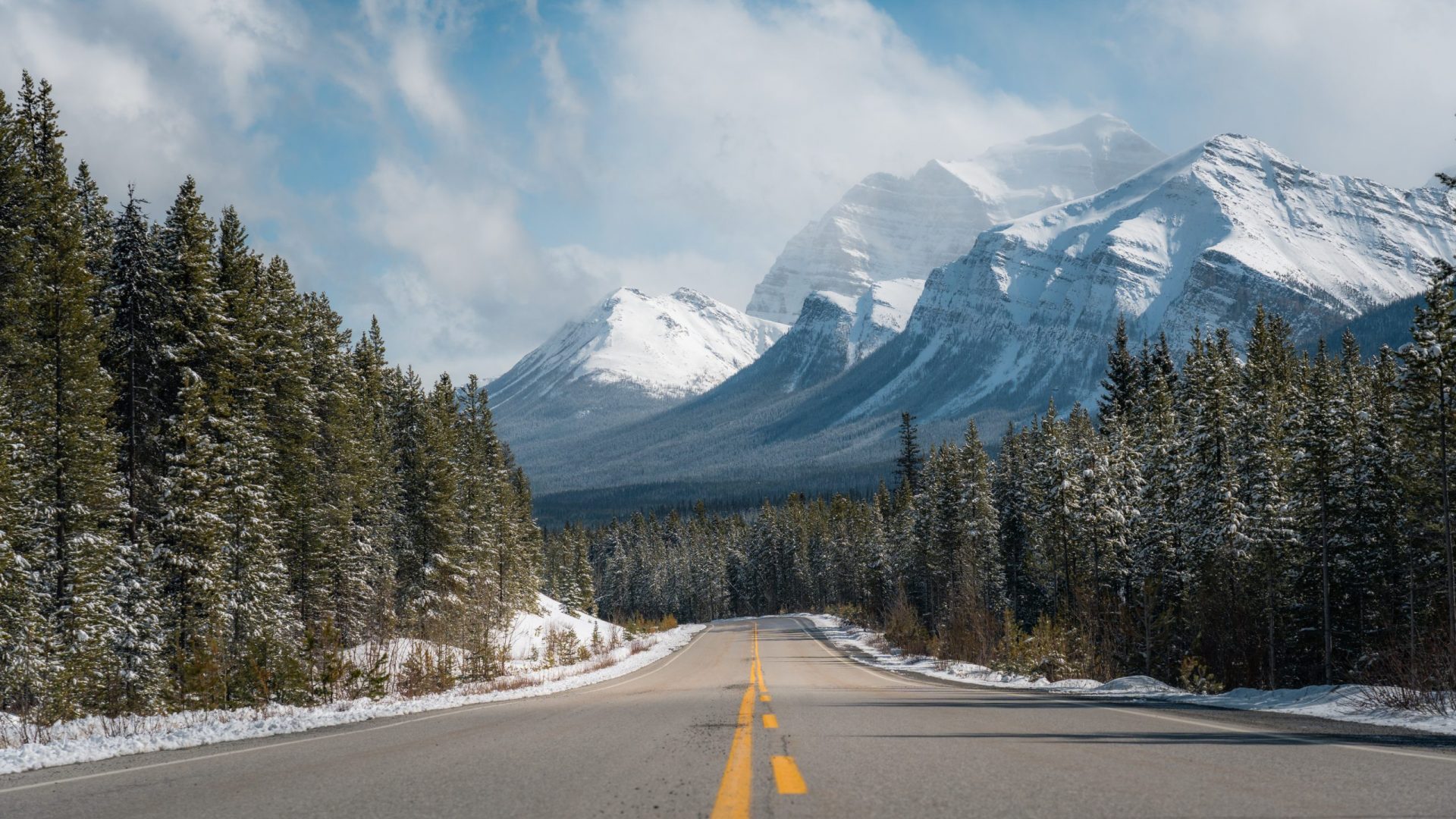 Highway in Alberta zwischen Kanadas verschneiten Bergen.