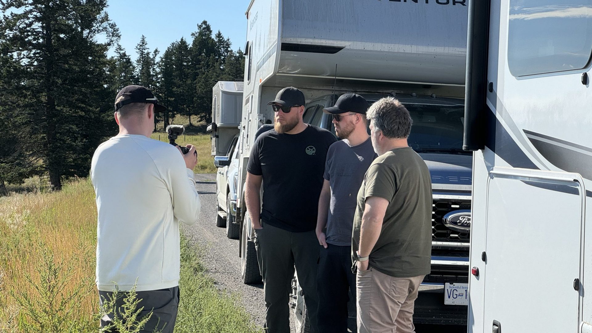 Hinter den Kulissen einer Videoproduktion mit Kanadafieber und den Naturensöhnen vor einem Wohnmobil von Fraserway.