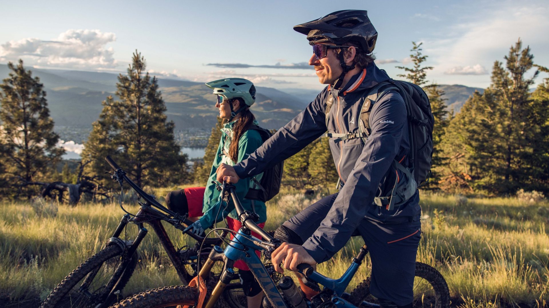 Foto-Shooting mit zwei Schöffel-Models auf Mountainbikes in Kamloops.