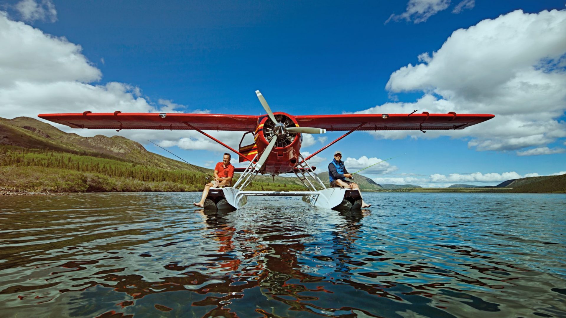Während des Rösle Fotoshootings in Kanadas wird der Fisch direkt vom Wasserflugzeug geangelt.