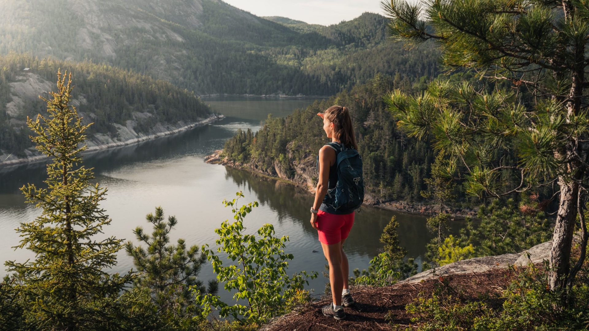 Shooting in Quebec mit Blick auf den bewaldeten Saguenay Fjord.